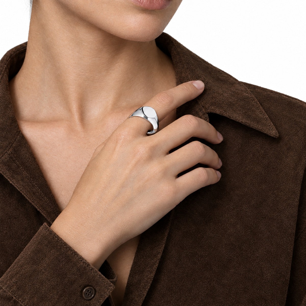 Classica Chevalier Ring on model