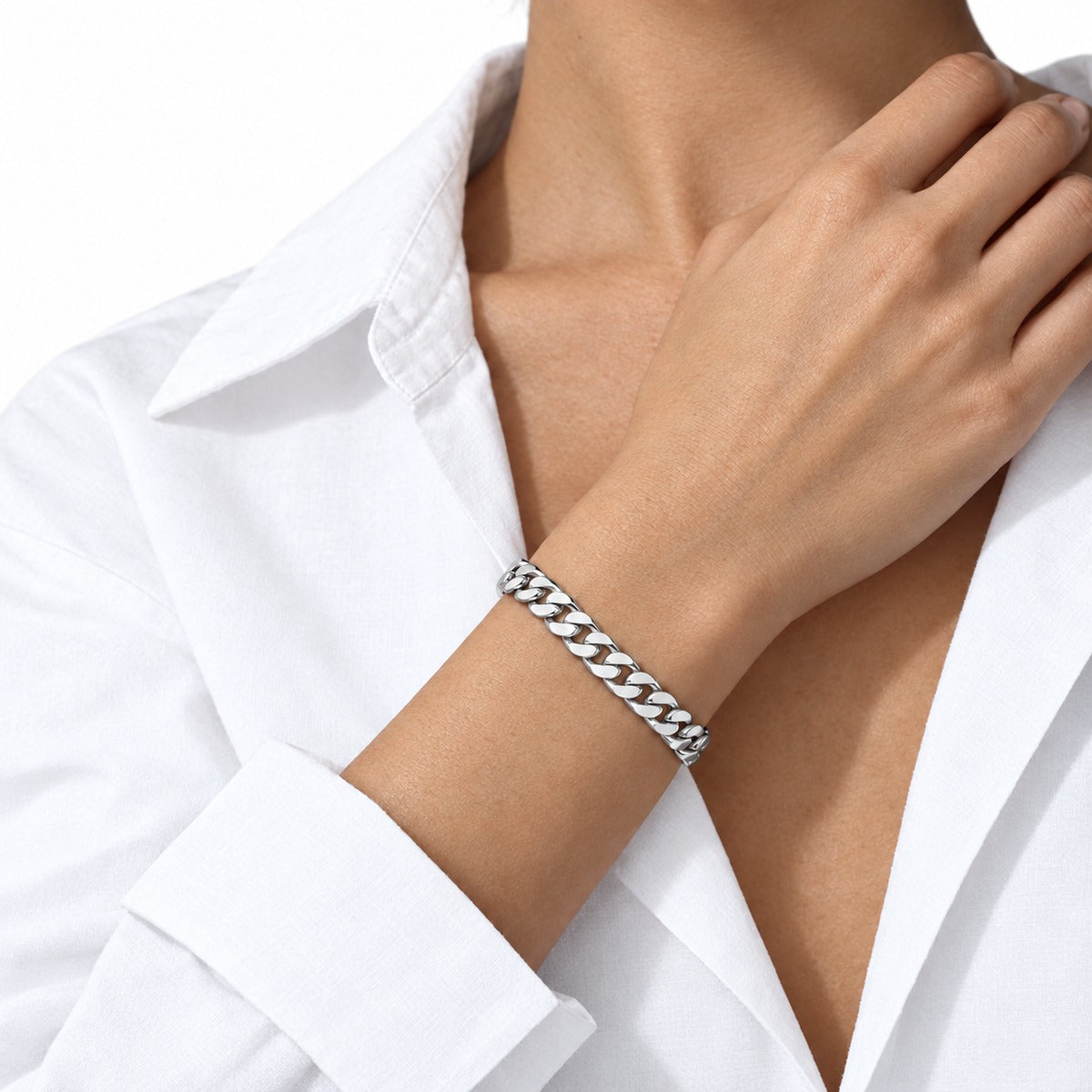 Classica Curb Chain Bracelet on model
