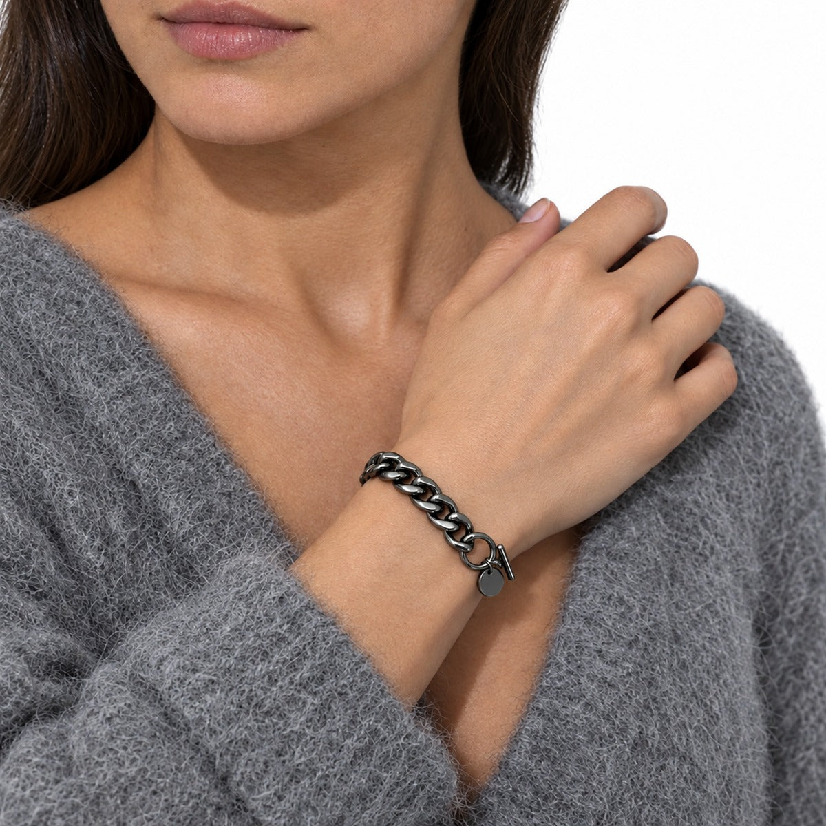 Classica Curb Chain Bracelet with Tag on model