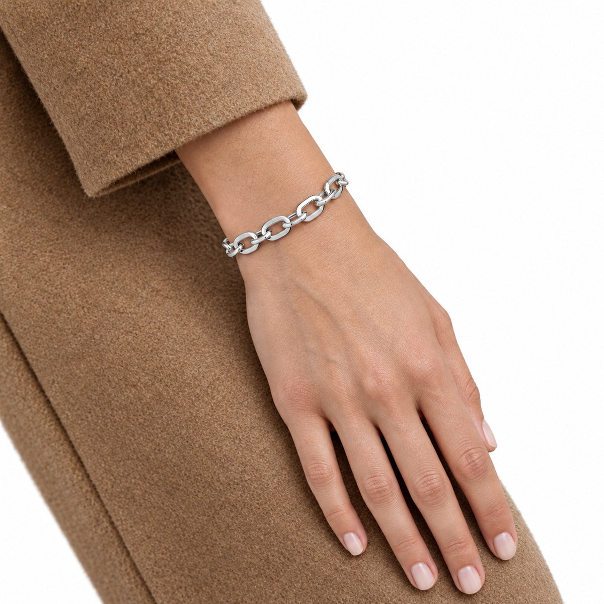 Classica Flat Oval Chain Bracelet on model