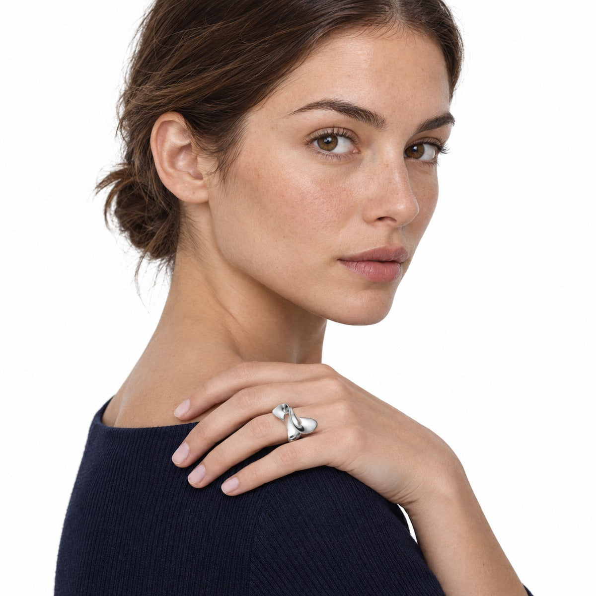 Classica Line Wave Ring – Silver on model 1