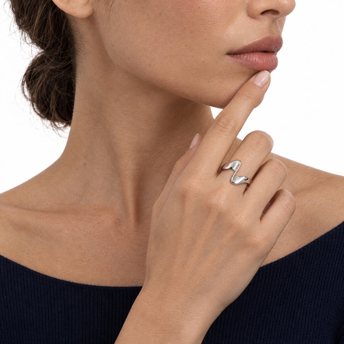 Classica Line Wave Ring – Silver on model 2