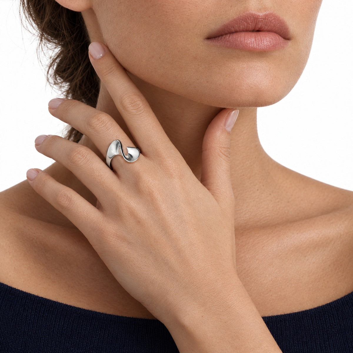 Classica Line Wave Ring – Silver on model 3