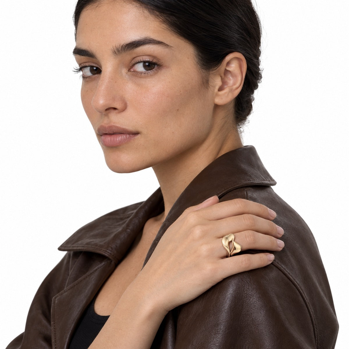 Classica Line Wave Ring – Yellow Gold on model 1