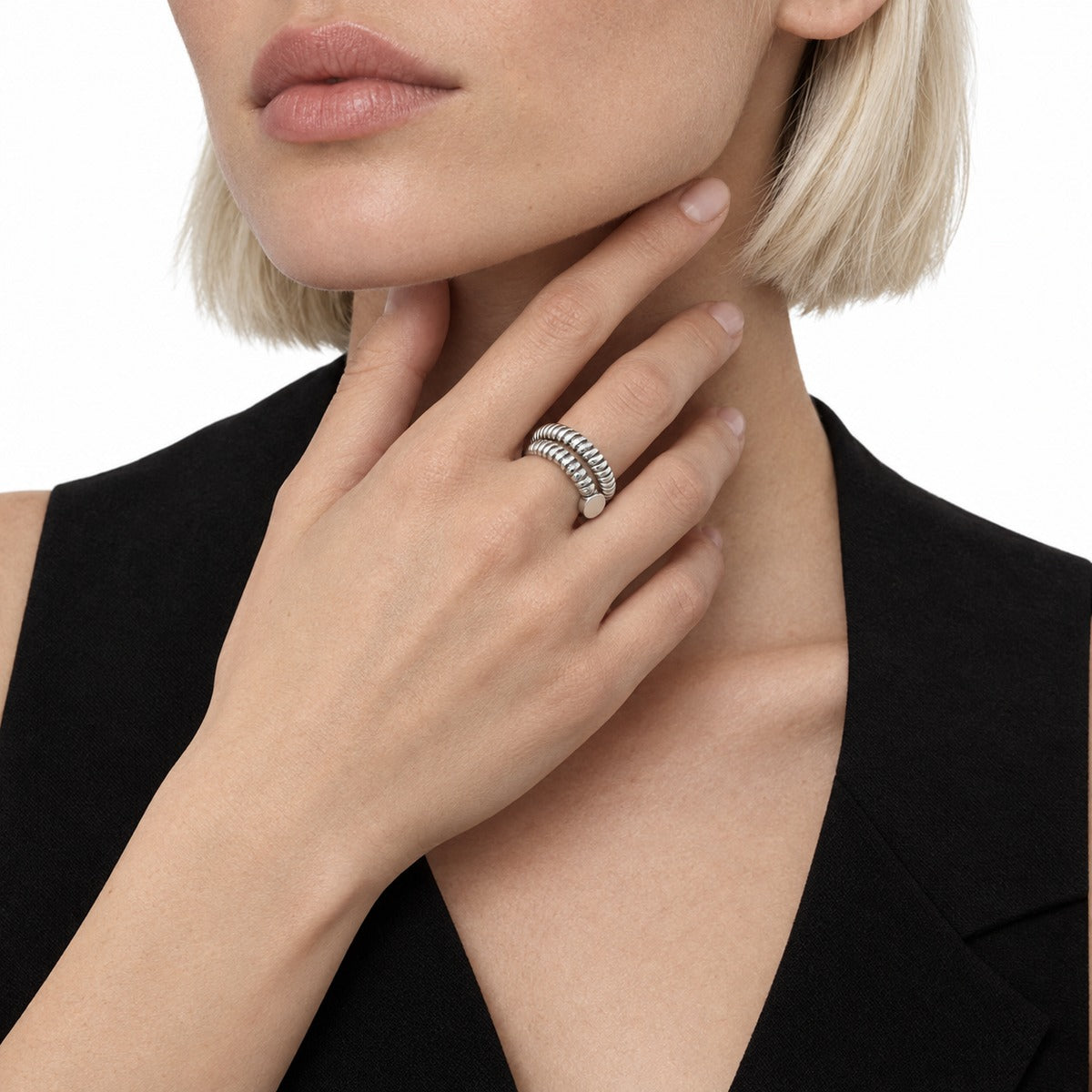 Classica Nail Contrarié Ring – Silver on model 3