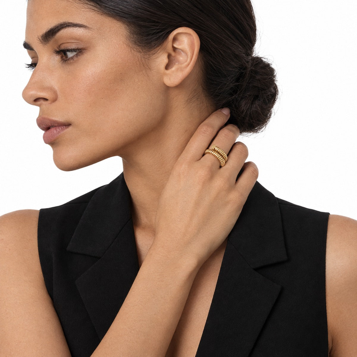 Classica Nail Contrarié Ring – Yellow Gold on model 1