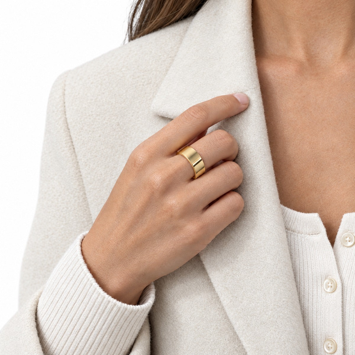 Classica Shiny Band Ring on model
