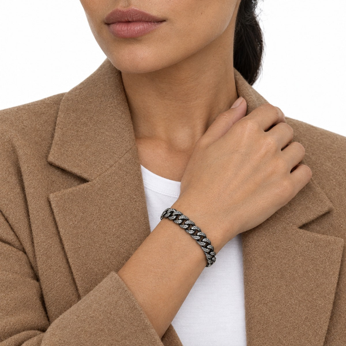 Classica Textured Curb Bracelet – Default on model 3