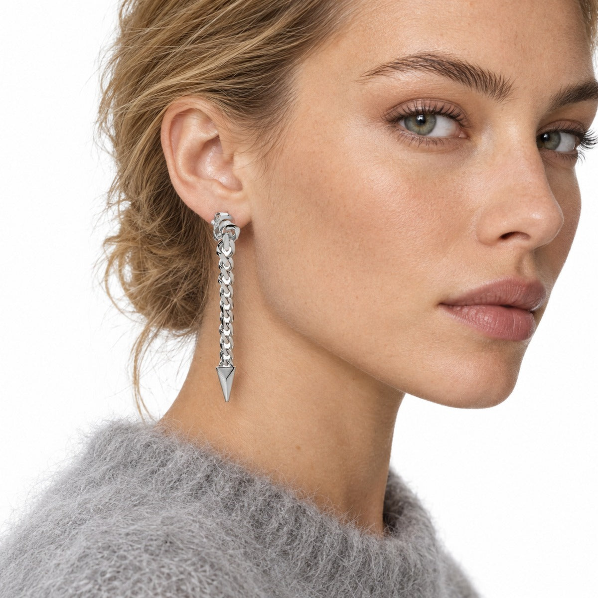 Piramidi Curb Chain Spike Earrings on model