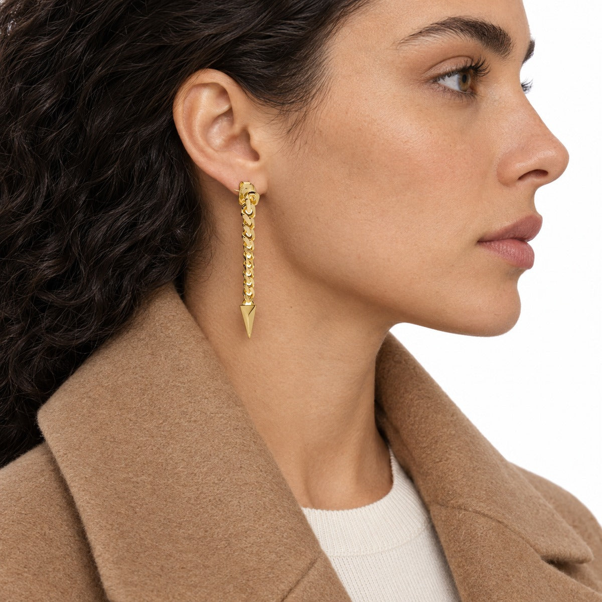 Piramidi Curb Chain Spike Earrings on model