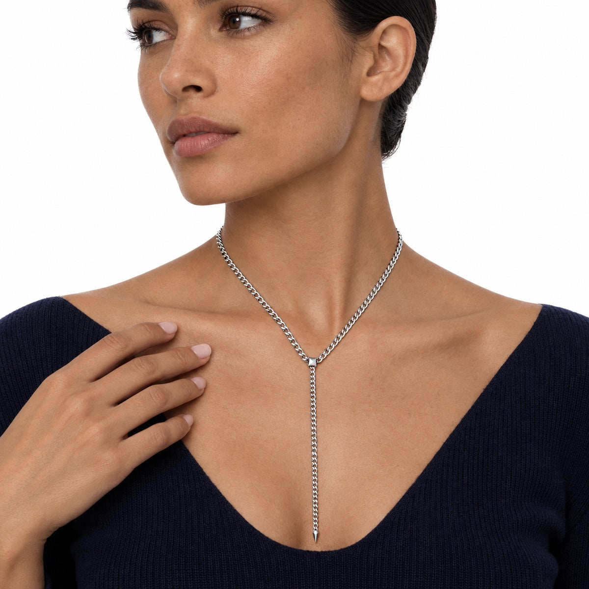 Piramidi Curb Lariat Necklace – Silver on model 2