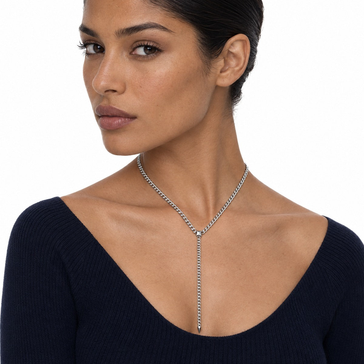 Piramidi Curb Lariat Necklace – Silver on model 3