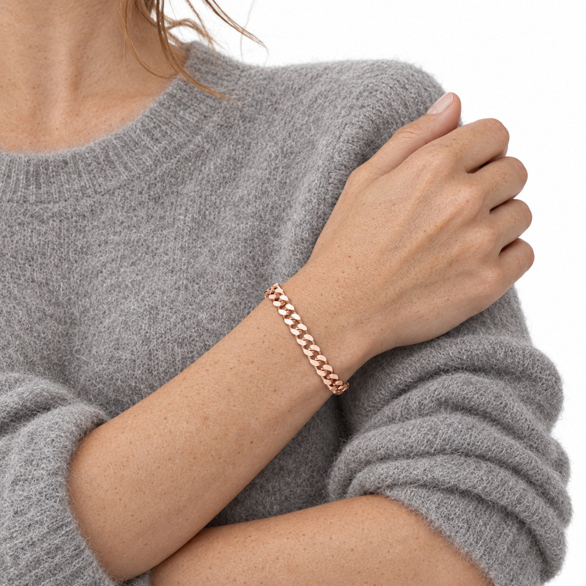 Seta Gourmette Bracelet – Rose Gold on model 2